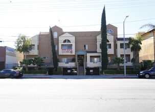 Pavillion Courts in Van Nuys, CA - Building Photo - Building Photo