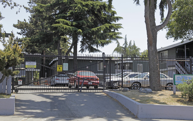 Tahoe Terrace Apartments in Oakland, CA - Foto de edificio - Building Photo