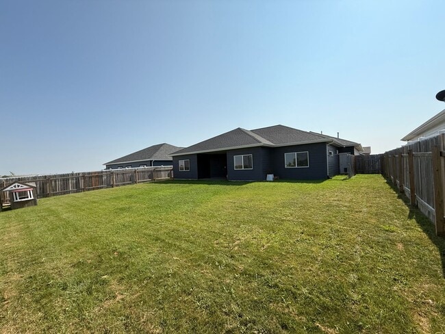 9 Mulberry Loop NE in Minot, ND - Building Photo - Building Photo