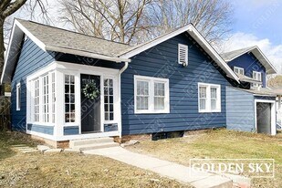 4910 Winthrop Ave in Indianapolis, IN - Building Photo