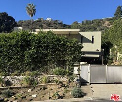 1555 Rising Glen Rd in Los Angeles, CA - Building Photo