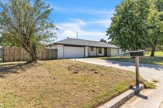 9800 Willow Wind Dr in Midwest City, OK - Building Photo - Building Photo