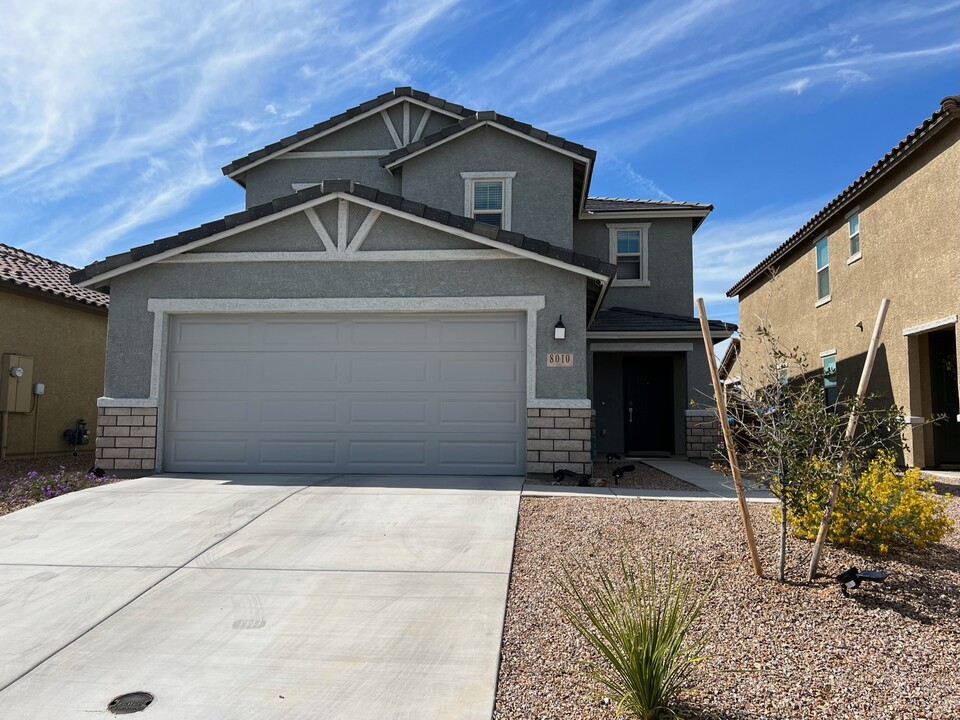 8010 S Golden Bell Dr in Tucson, AZ - Foto de edificio