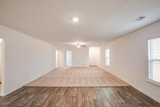 609 Riverdale Dr in Jarrell, TX - Building Photo - Building Photo