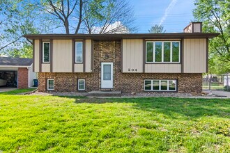 204 Saxon Dr in Springfield, IL - Foto de edificio - Building Photo