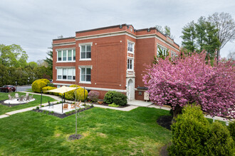 Meshanticut Park in Cranston, RI - Foto de edificio - Building Photo