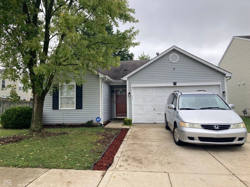 75 Declaration Dr in Greenwood, IN - Building Photo