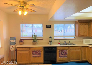 5311 S Sandhill Rd in Las Vegas, NV - Foto de edificio - Building Photo