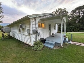 172 Carson Creek Rd in Lowgap, NC - Foto de edificio - Building Photo