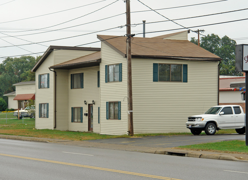 707 Washington Blvd in Belpre, OH - Foto de edificio