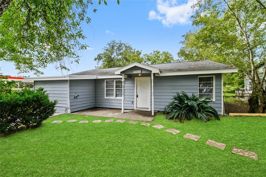 2705 Hughes Rd in Dickinson, TX - Building Photo