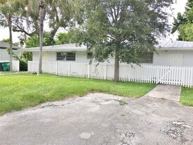 5831 SW 62nd St in Miami, FL - Building Photo