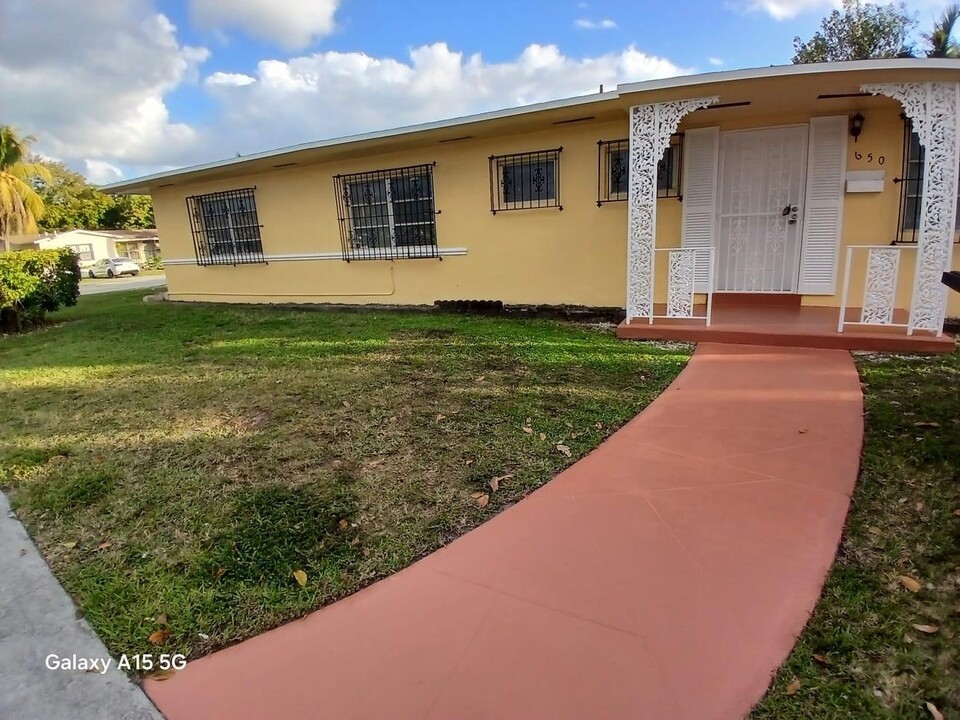 650 NE 150th St, Unit 1 in Miami, FL - Foto de edificio