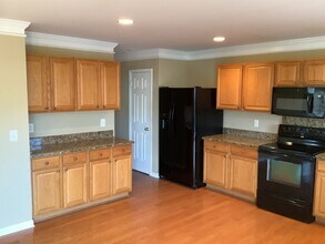 6157 Paducah Dr in Raleigh, NC - Foto de edificio - Building Photo