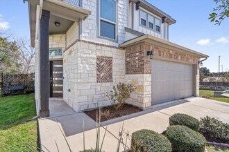 800 Totis Rd in Austin, TX - Building Photo - Building Photo