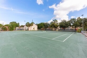 2724 Hidden Lake Blvd in Sarasota, FL - Foto de edificio - Building Photo