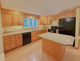 30 School St in Dalton, MA - Building Photo