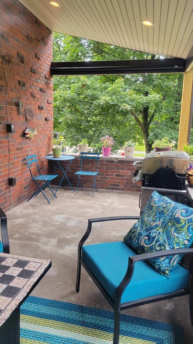 202 Long Road in Pittsburgh, PA - Foto de edificio - Building Photo