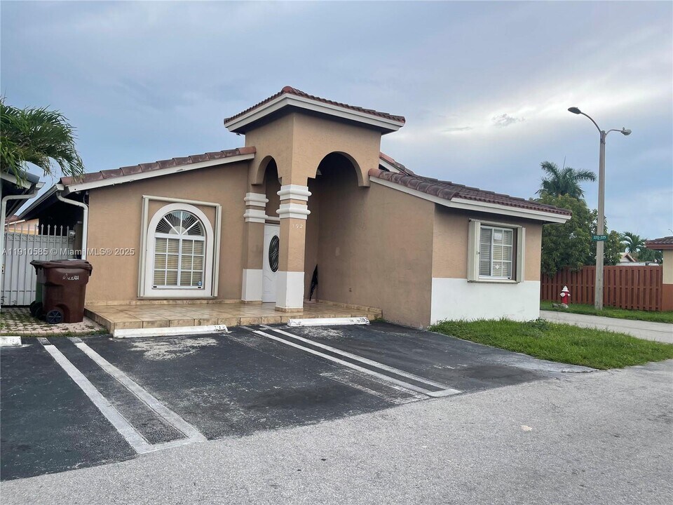 7001 W 35th Ave in Hialeah, FL - Building Photo