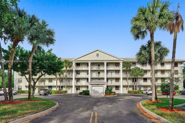 1715 Whitehall Dr in Davie, FL - Foto de edificio - Building Photo
