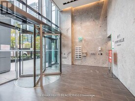 1 Yorkville Ave in Toronto, ON - Building Photo