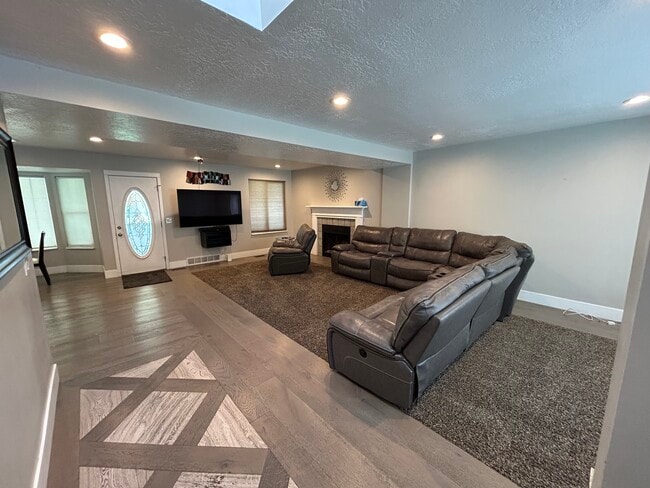 1814 Whisperwood Cir in Sandy, UT - Building Photo - Building Photo
