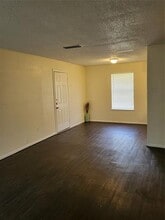 1417 Laura Ln in Dallas, TX - Building Photo - Building Photo