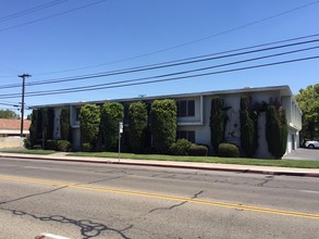 Lockwood Arms Apartments in Fresno, CA - Building Photo - Building Photo