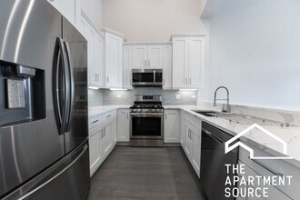 1136 W Diversey Pkwy in Chicago, IL - Foto de edificio - Building Photo