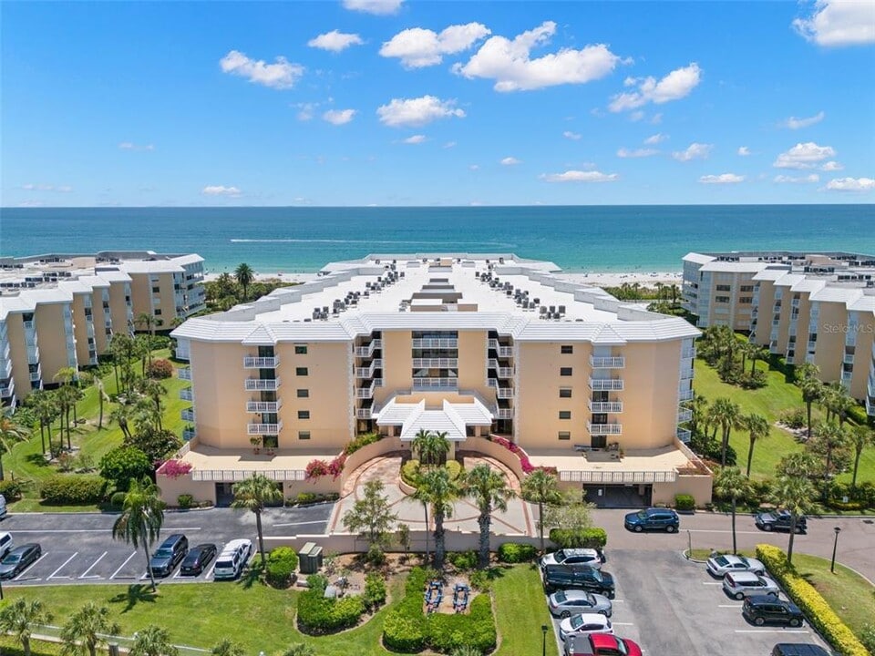 6600 Sunset Way in St Pete Beach, FL - Foto de edificio