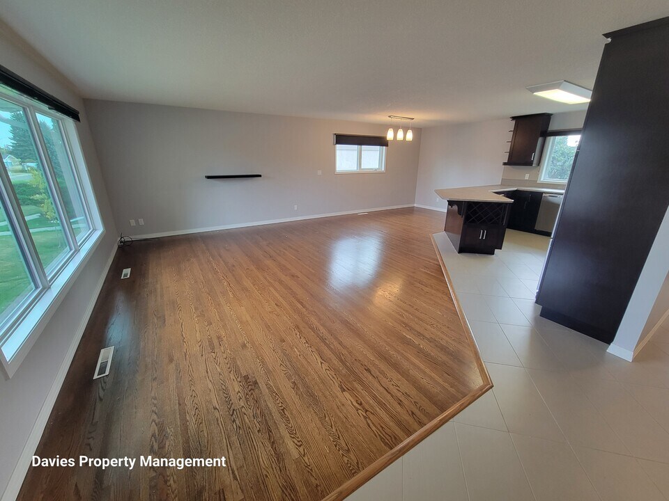 7619 Rowland Rd NW in Edmonton, AB - Building Photo