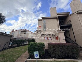 10855 Meadowglen Ln in Houston, TX - Building Photo