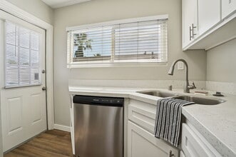Ladera Townhouse in Los Angeles, CA - Foto de edificio - Building Photo