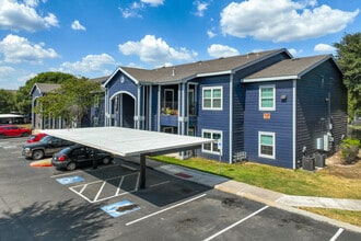 Champions Crossing in San Marcos, TX - Foto de edificio - Building Photo