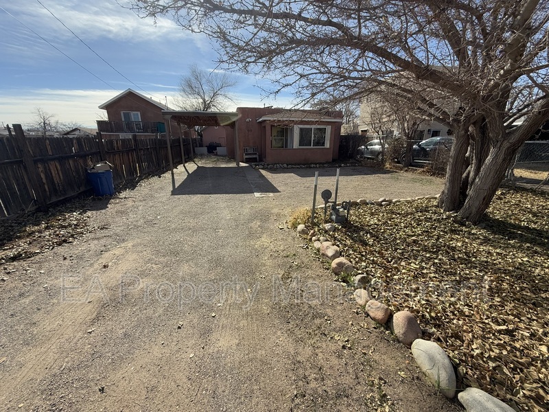 610 Headingly Ave NW in Albuquerque, NM - Building Photo