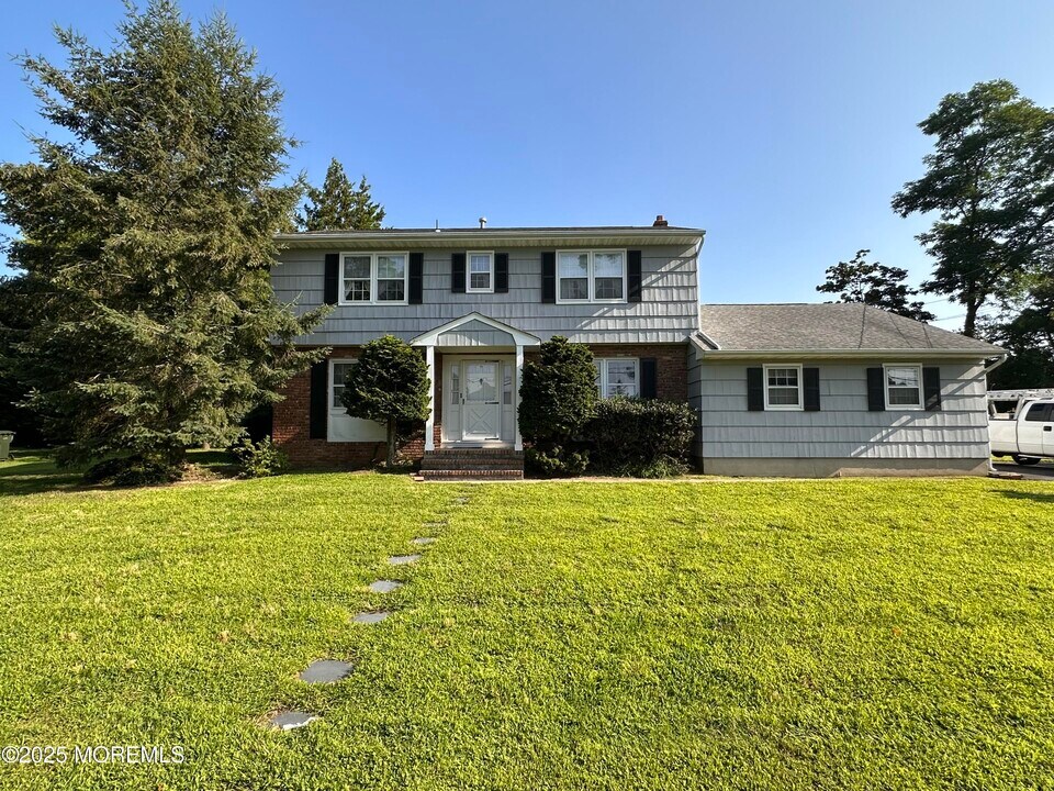 40 Dwight Dr in Ocean Township, NJ - Building Photo