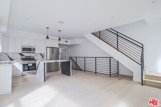 11814 Gilmore St in Los Angeles, CA - Building Photo - Building Photo