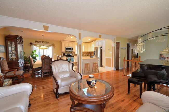 1063 Mason Ct in West Hempstead, NY - Building Photo - Building Photo