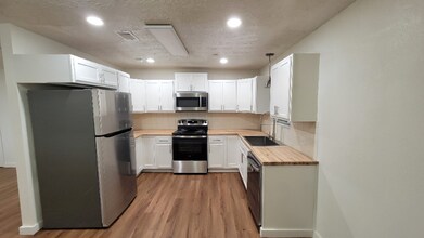 2100 Hill Top Ct in Conroe, TX - Foto de edificio - Building Photo