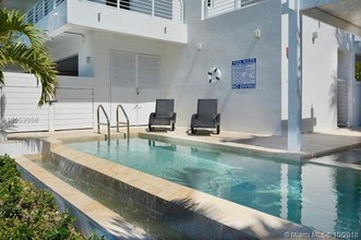7700 Tatum Waterway Dr-Unit -201 in Miami Beach, FL - Building Photo - Building Photo