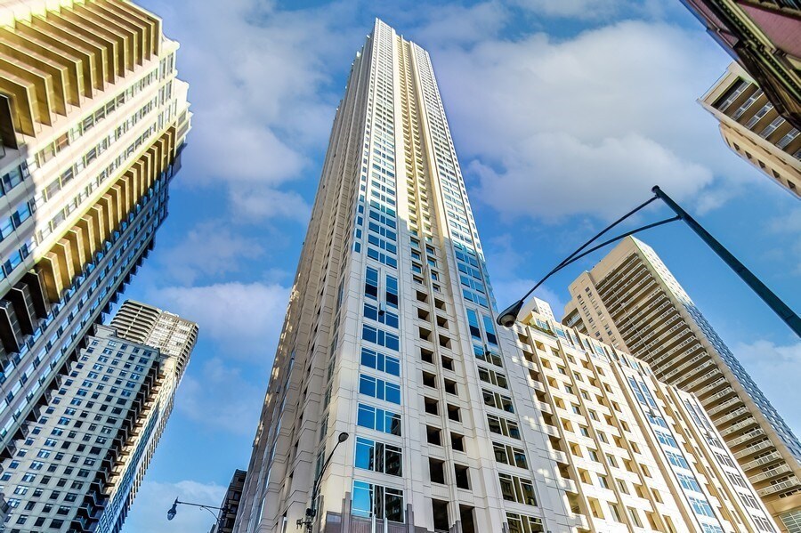 33 W Ontario St, Unit 14B in Chicago, IL - Building Photo