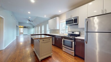 2103 W Fletcher St, Unit 2 in Chicago, IL - Building Photo - Building Photo