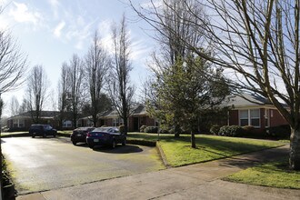 Irvington Court in Portland, OR - Foto de edificio - Building Photo