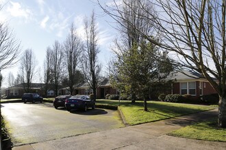 Irvington Court in Portland, OR - Building Photo - Building Photo