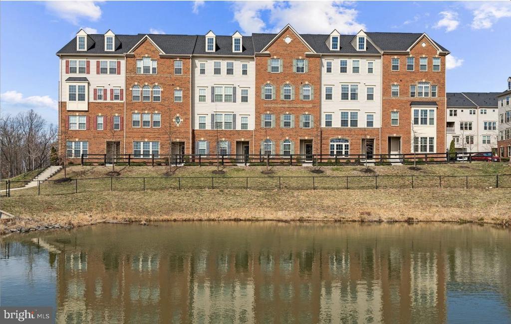 42087 Shadows Pride Terrace in Aldie, VA - Building Photo