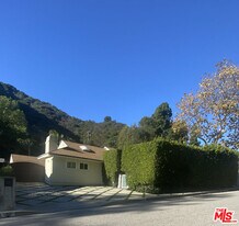 1617 Roscomare Rd in Los Angeles, CA - Building Photo