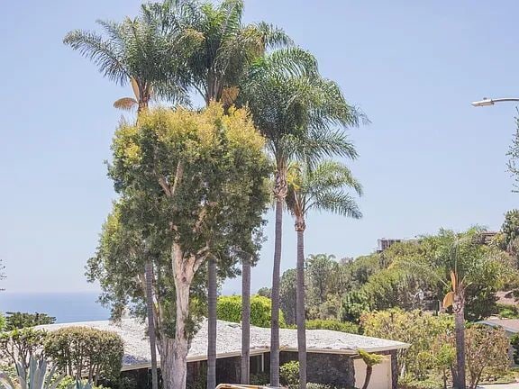 17965 Seabreeze Dr in Los Angeles, CA - Foto de edificio - Building Photo