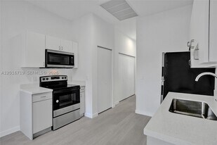 1567 NW 1st St in Miami, FL - Building Photo