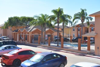 Villas Laredo in Laredo, TX - Foto de edificio - Building Photo