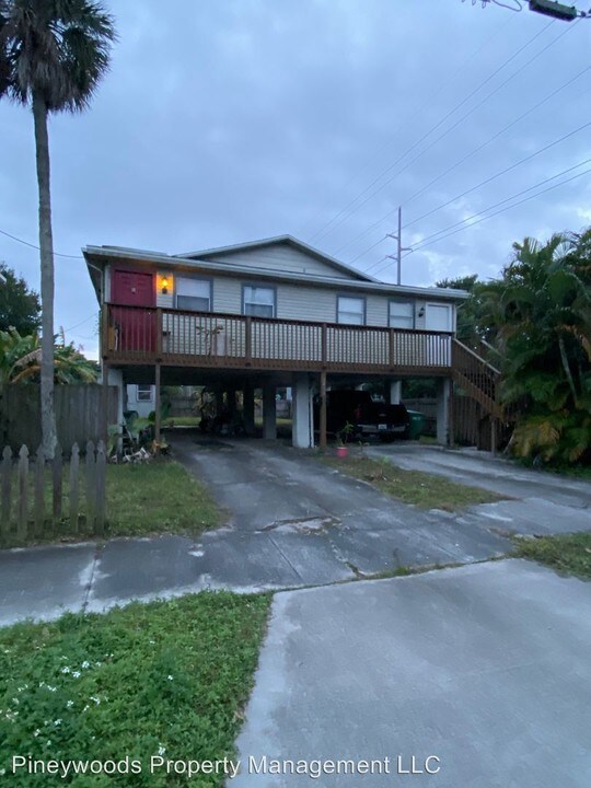2401 Gordon St in Tampa, FL - Building Photo